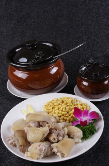 黄豆猪手煨汤