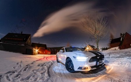 夜晚雪地上的福特野马汽车