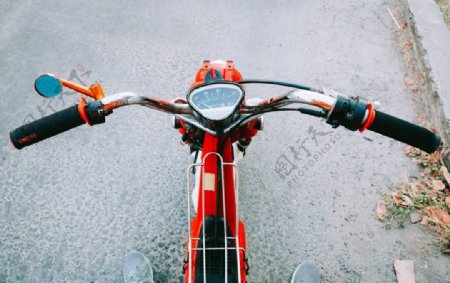 红色的小摩托车
