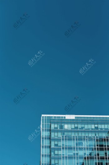 蓝天与玻璃大楼