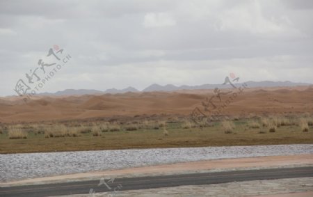 沙漠草原湖水