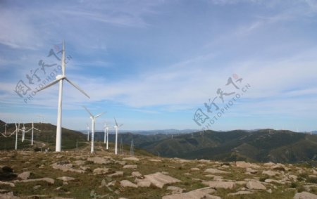山脉栈道风车发电风力发电机