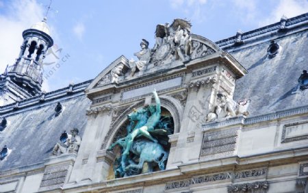 卢浮宫绿色雕塑
