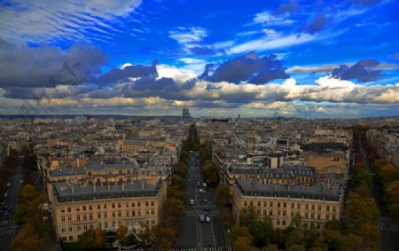巴黎凯旋门上俯瞰巴黎