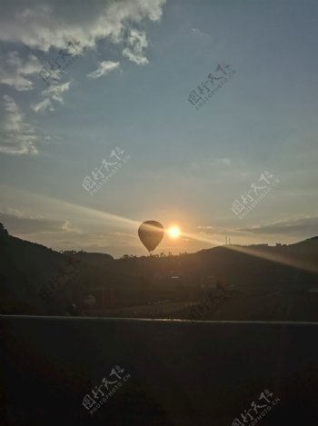 夕阳下的热气球