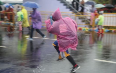 雨中奔跑少年