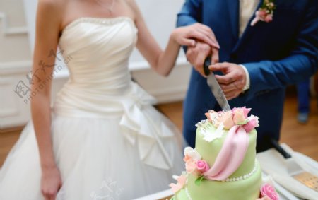 一起切蛋糕的新娘新郎摄影