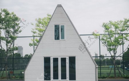 三角形白色小屋