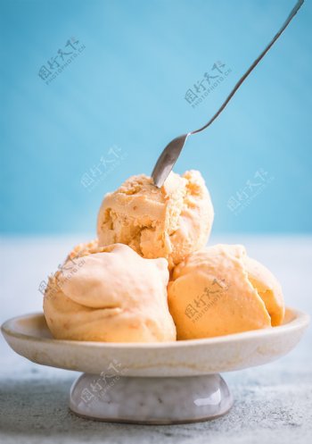 盘中的冰淇淋球