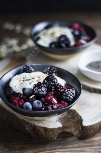 早餐蓝莓黑莓谷物