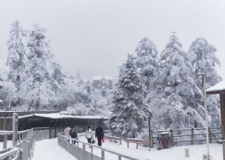 峨嵋山雪景