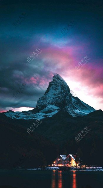 蓝紫山峰