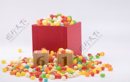 儿童节彩虹糖果粉色糖果礼盒背景