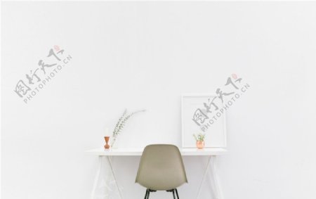 白色简约书桌凳子插花画框