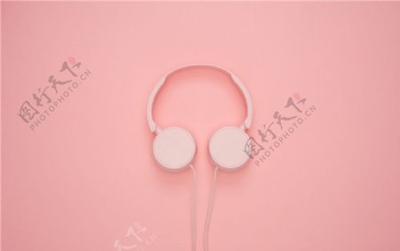粉色背景粉色耳机