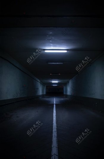地下室阴森夜晚道路阴暗背景素材