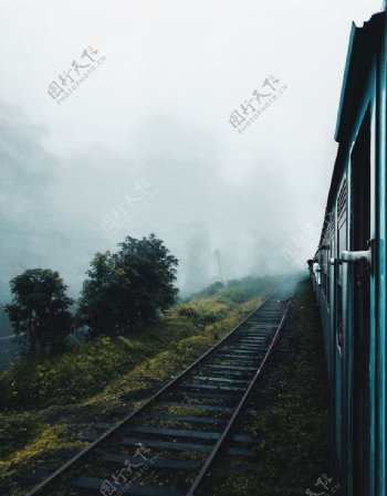 火车侧面铁轨雾气铁道背景素材