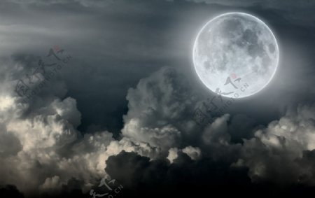 云朵与月亮