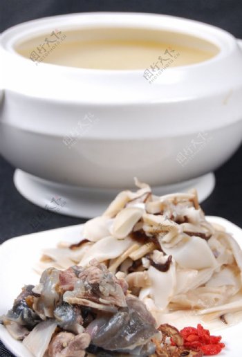 野山菌煲乌鸡汤