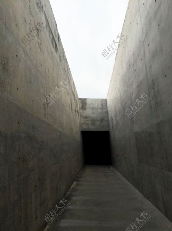 地中美术馆混凝土走廊