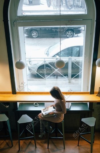 咖啡馆少女孤独城市背景素材