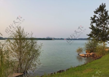 湖面湖边石头自然生态背景素材