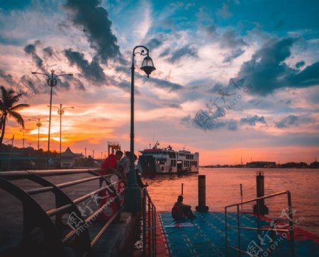 日落港口码头图片