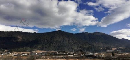蓝天白云大山村庄风景图片