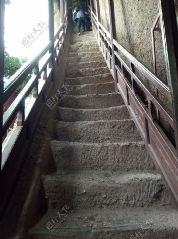 麦积山石窟楼梯图片