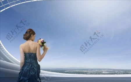 女性天空背景图片