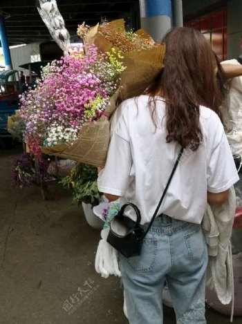 斗南花市抱花的女孩图片