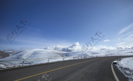 道路雪景图片