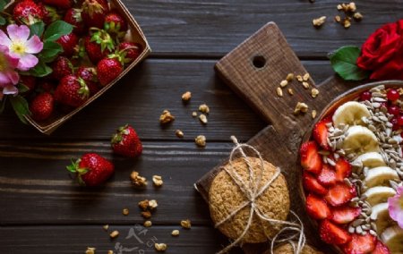 草莓果仁蛋糕食物背景图片