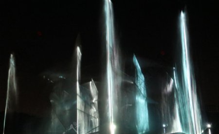 夜晚喷泉图片