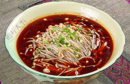 家常菜红汤冒金针菇图片