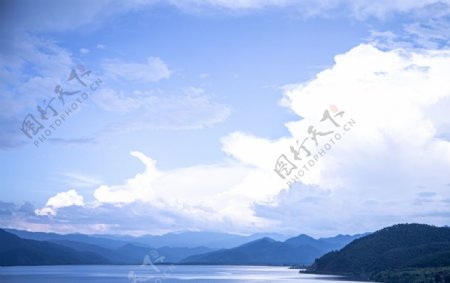 白云湖面远山图片