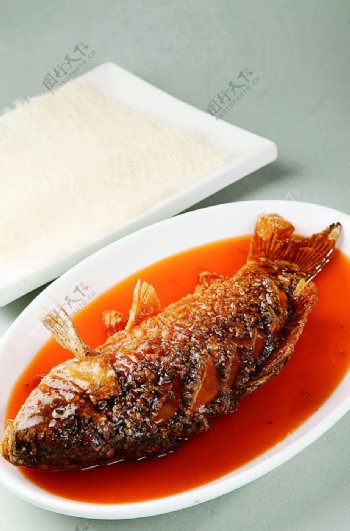 浙菜鲤鱼焙面图片