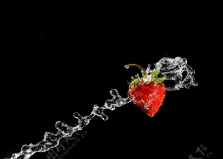 草莓水流水柱果实背景素材图片