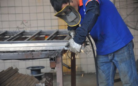 烧焊车间切割钢铁加工图片