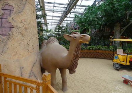 沙漠骆驼雕塑图片