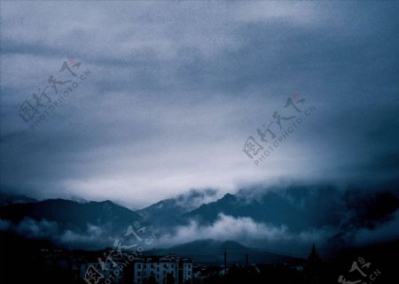 雨中的建筑图片