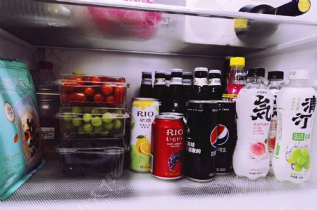 冰箱场景饮料水果啤酒图片