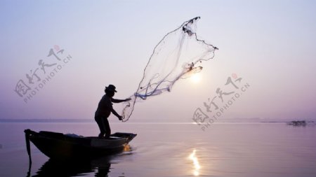 朝阳捕鱼撒网图片
