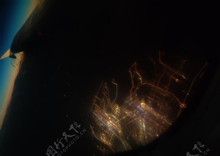 飞机俯瞰城市夜空图片