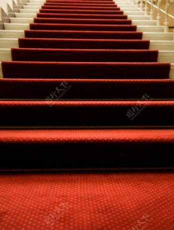 铺红地毯的楼梯图片